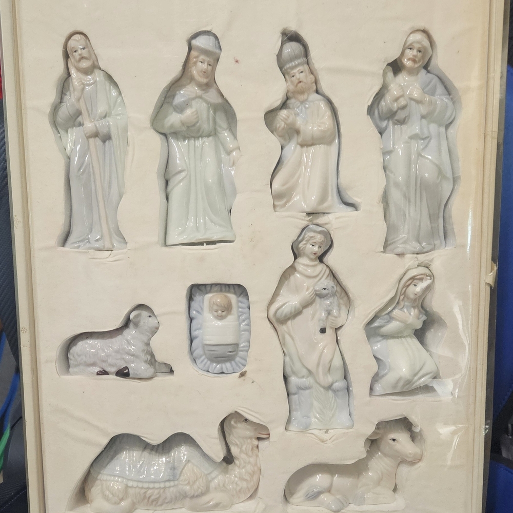 1991 Porcelain Nativity Figurine Set New
